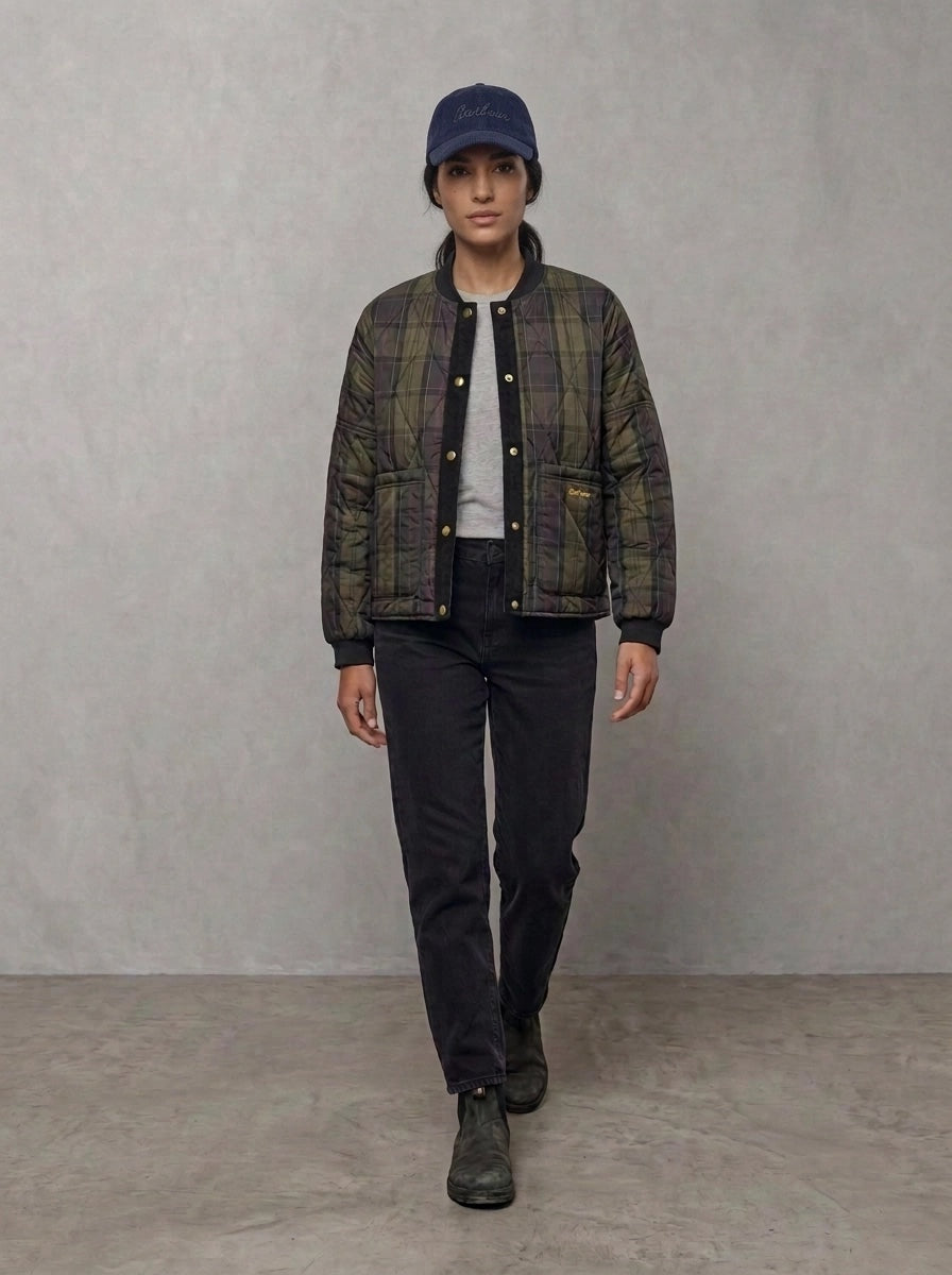 Barbour Woman Ravenshill Reversible Quilted Jacket portée, face tartan, Olive