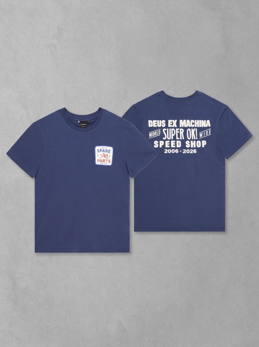 Deus Mudflap Tee, à plat face + dos, Mechanic Blue