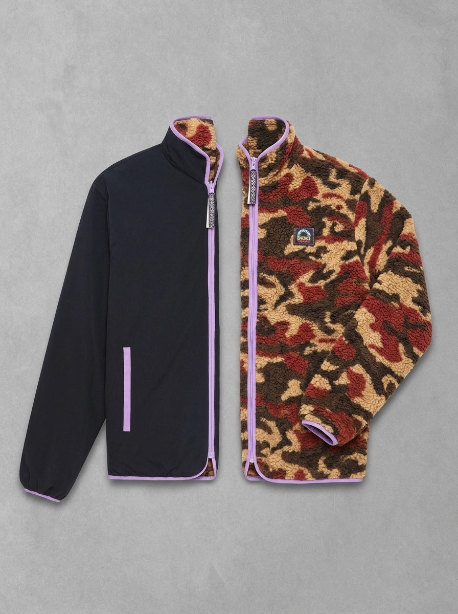 Deus Owen veste polaire réversible, à-plat, côté noir uni et côté sherpa camouflage, passepoil lilas