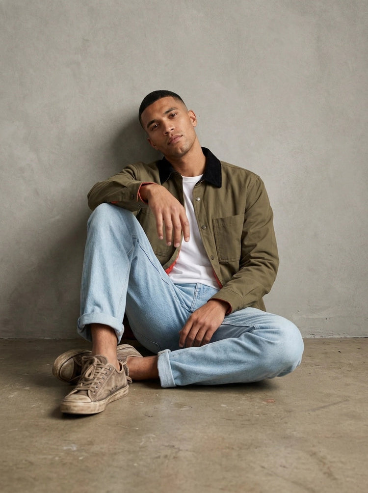 Mos Mosh Callum Jacket porté assis — Olive Night