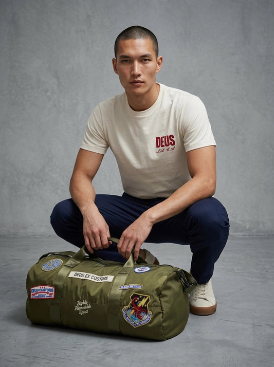 Deus Cutaway Tee porté face, Vintage White