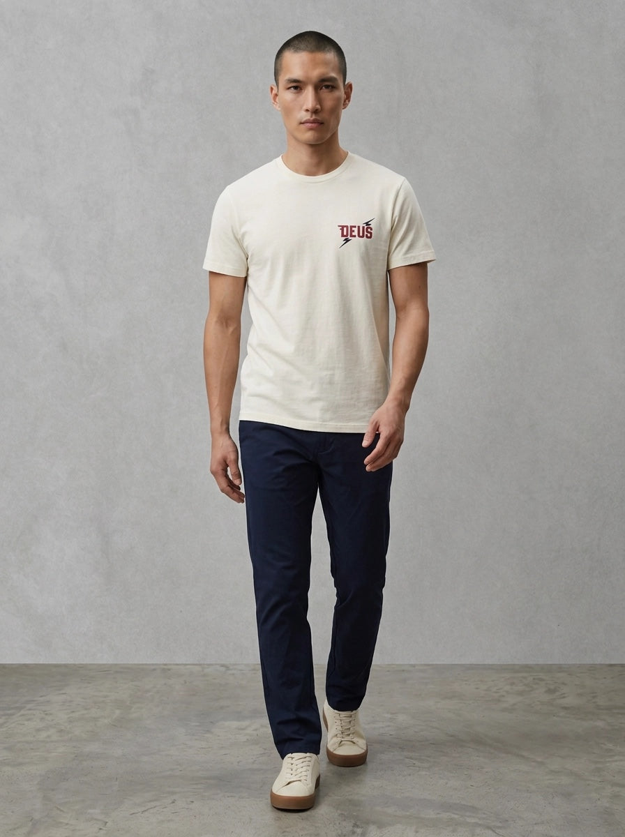 Deus Global Spark Tee porté face, Vintage White