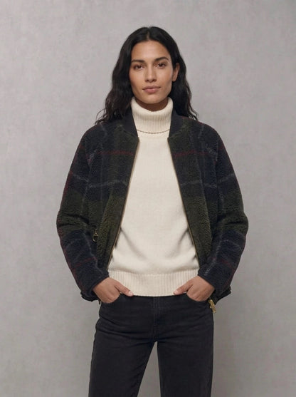 Barbour Woman Kirklees Fleece Jacket portée face, Shadow Classic Tartan