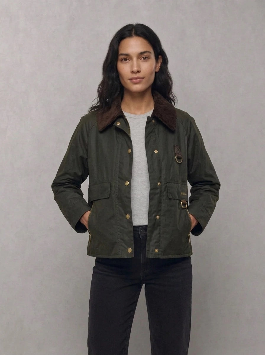 Barbour Woman Catton Wax Jacket portée face, Sage/Ancient
