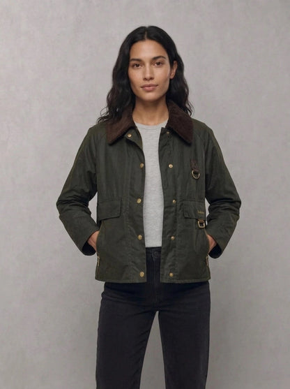 Barbour Woman Catton Wax Jacket portée face, Sage/Ancient