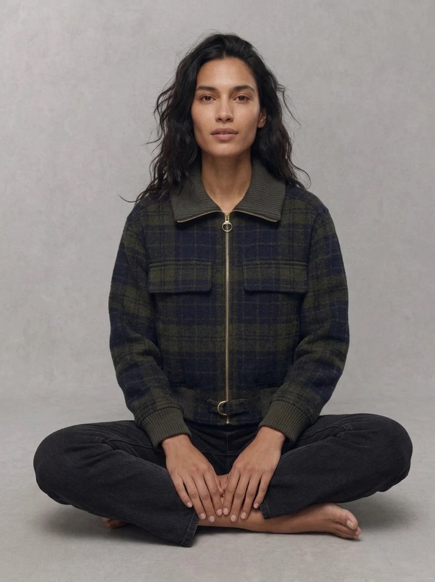 Barbour Woman Ivybridge Overshirt portée face, Shadow Classic Tartan