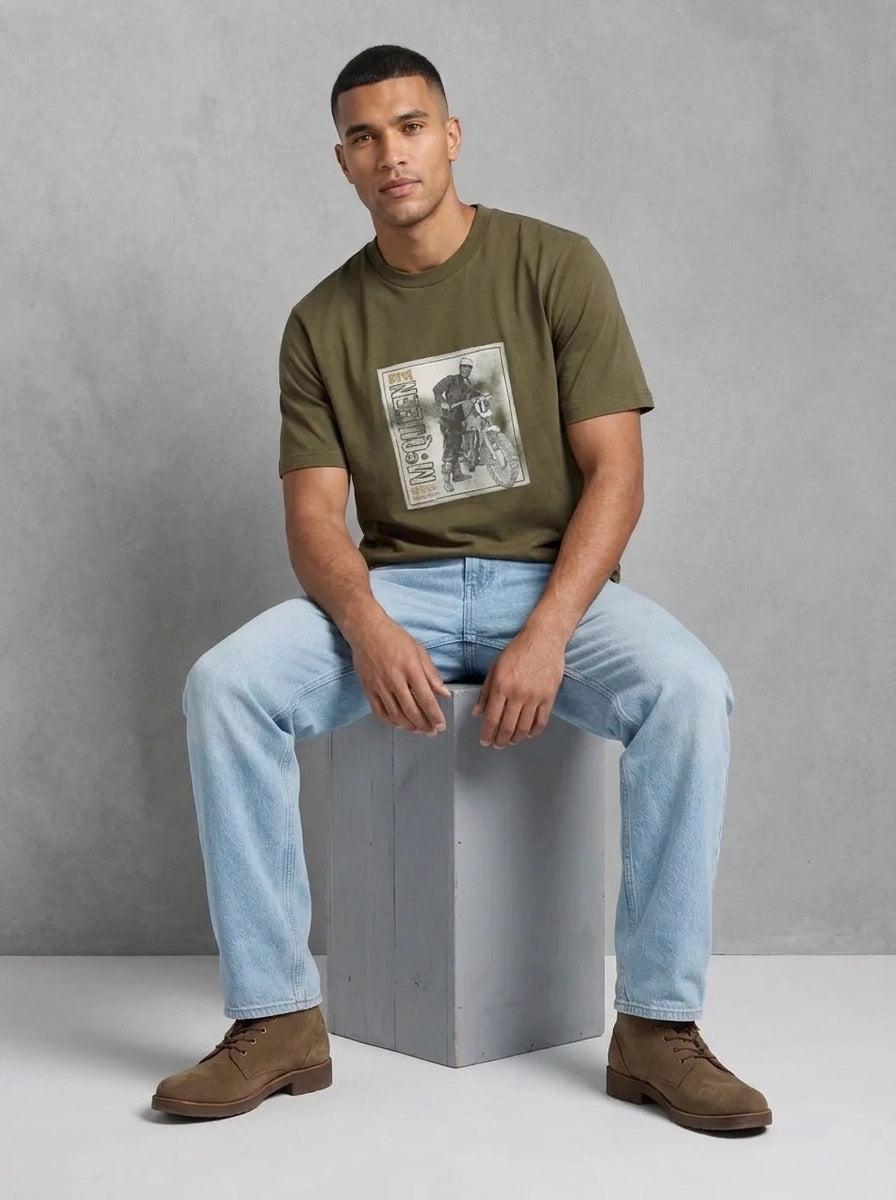 Barbour Smq Brandon Graphic T-Shirt porté, Mid Olive
