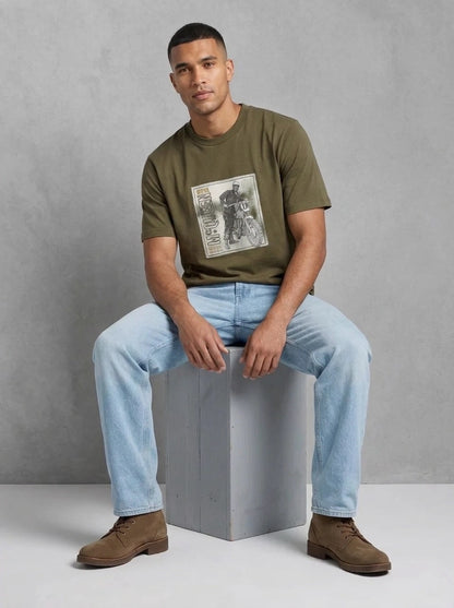 Barbour Smq Brandon Graphic T-Shirt porté, Mid Olive