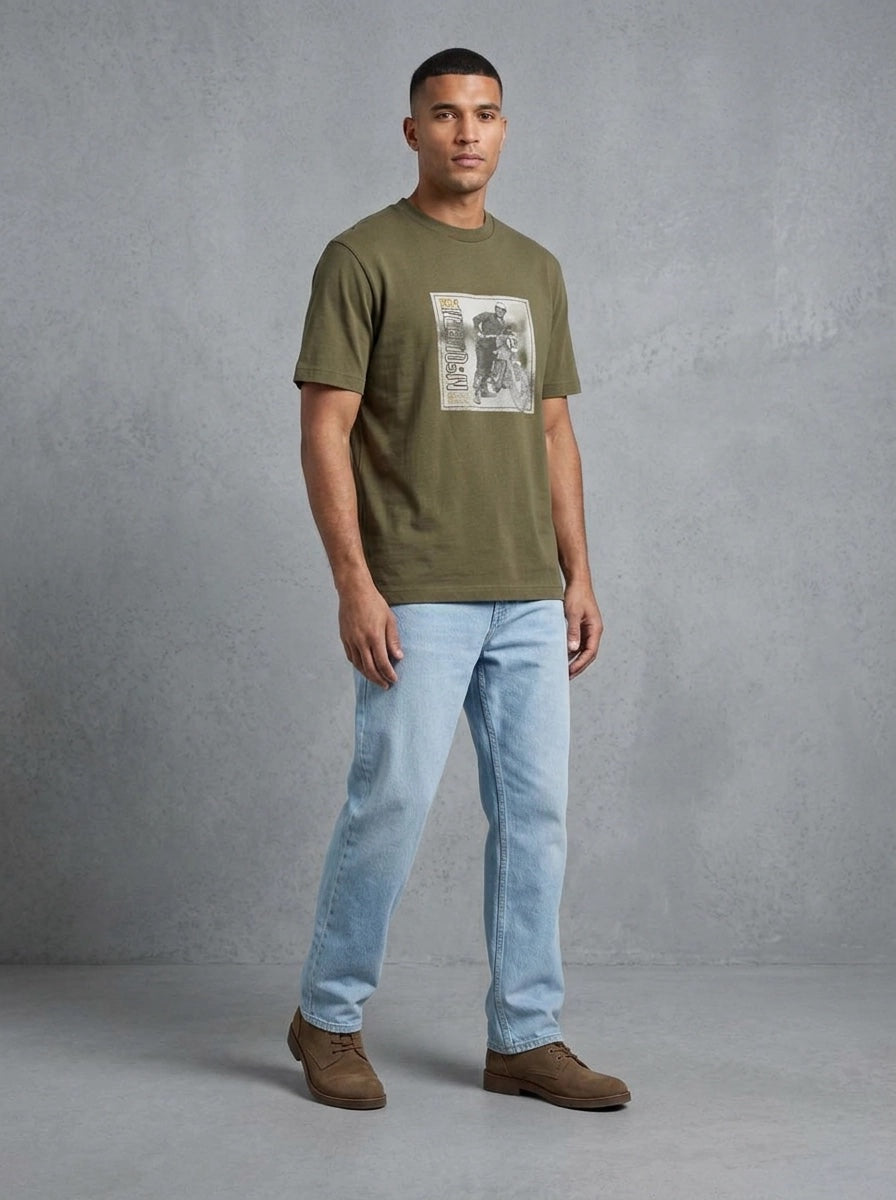 Barbour Smq Brandon Graphic T-Shirt porté debout, Mid Olive