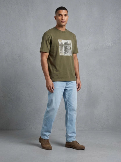 Barbour Smq Brandon Graphic T-Shirt porté debout, Mid Olive