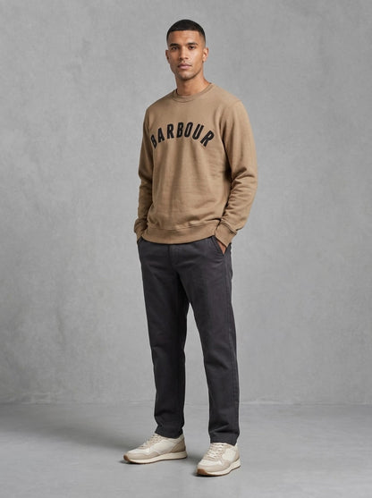 Barbour Prep Logo Crew Neck porté, Sandstone