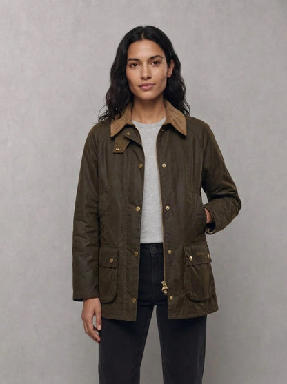 Barbour Woman Icons Beadnell Wax Jacket portée, Beech/Birchwood