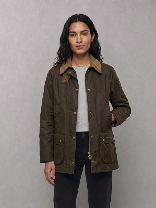 Barbour Woman Icons Beadnell Wax Jacket portée, Beech/Birchwood