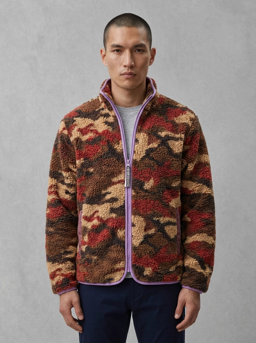 Deus Owen veste réversible portée côté sherpa camouflage brun/rouge/beige, passepoil lilas