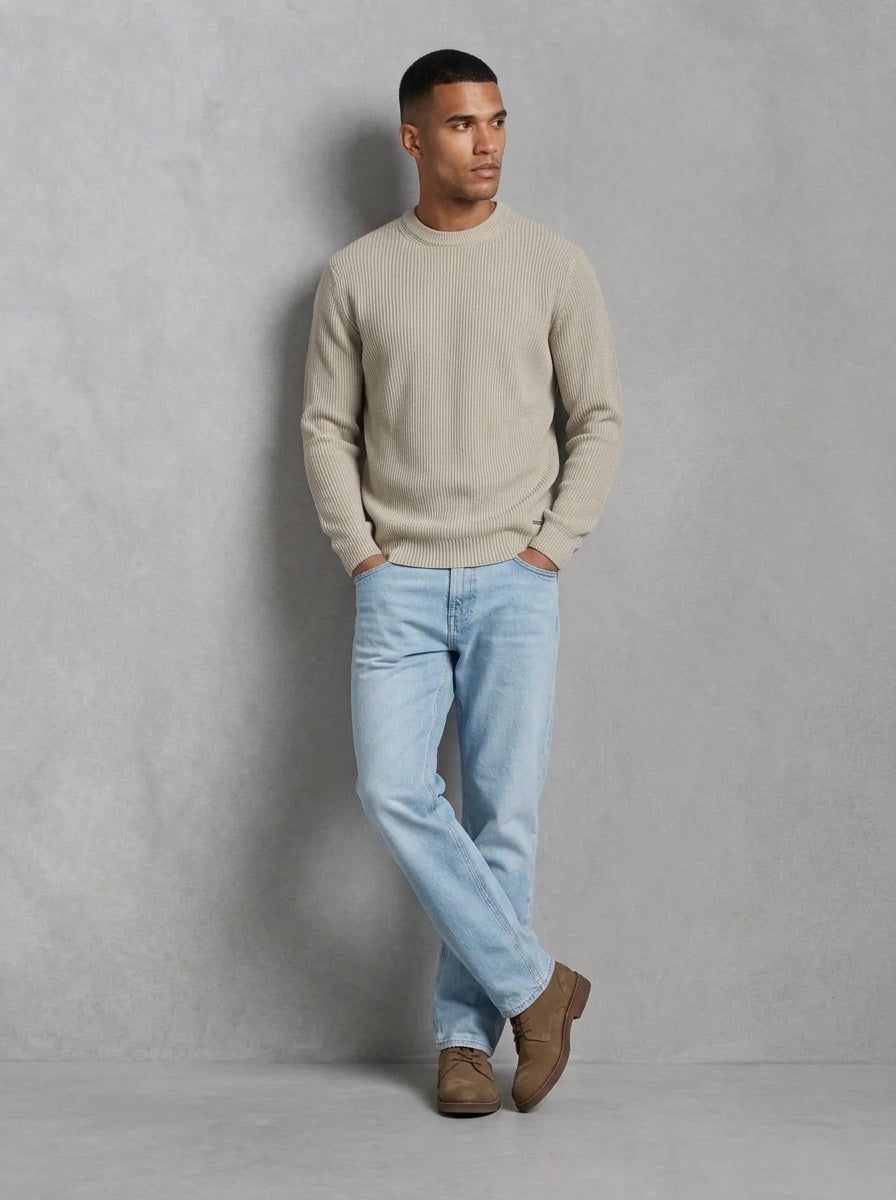 Dstrezzed Levi Crewneck porté debout, Vintage Sand