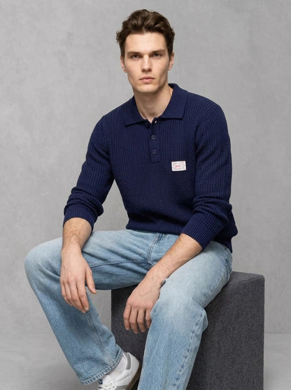 Wooden Mark Sweater porté assis, Bleu