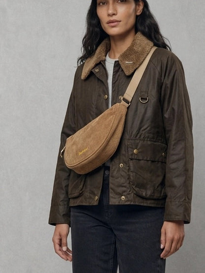 Barbour Woman Mini Mia Cord Sling Bag porté, Brown