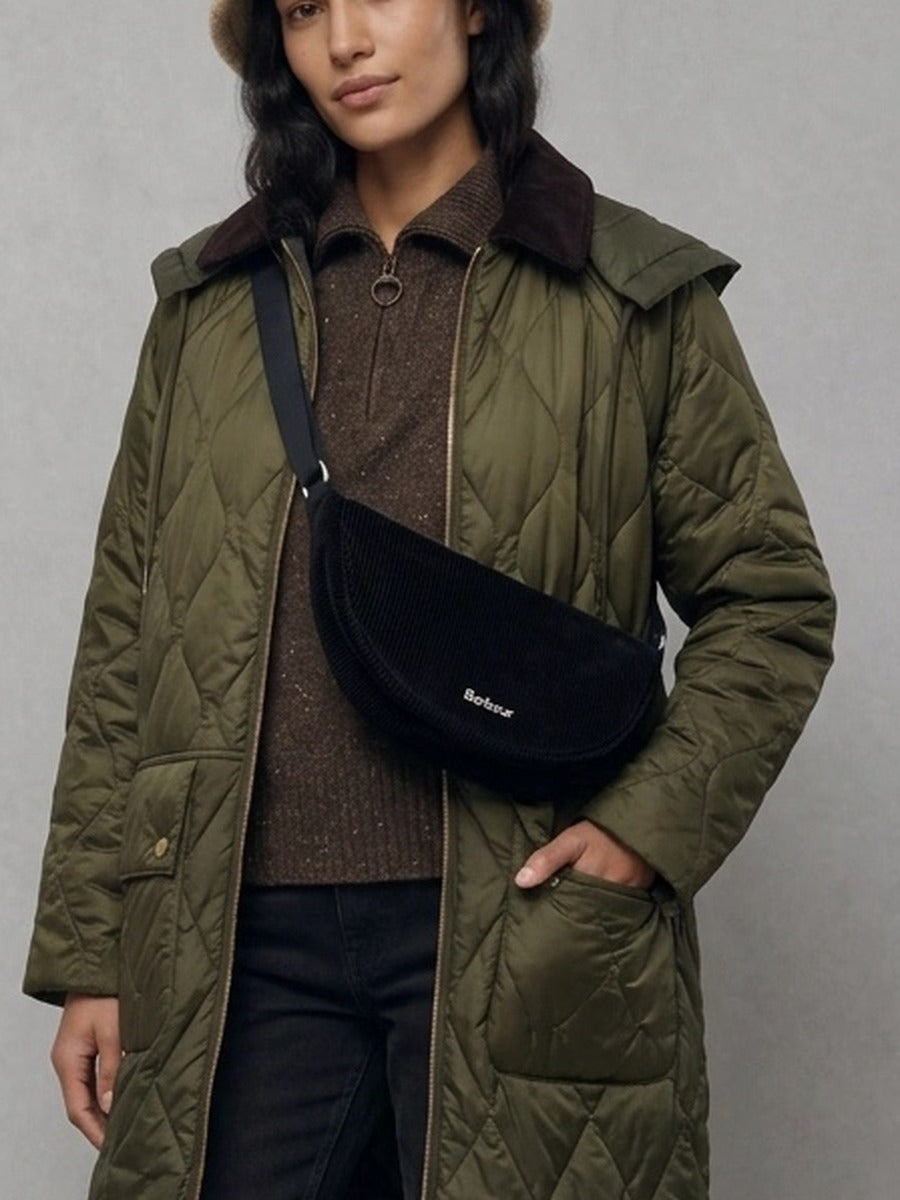 Barbour Woman Mini Mia Cord Sling Bag porté, Dark Navy