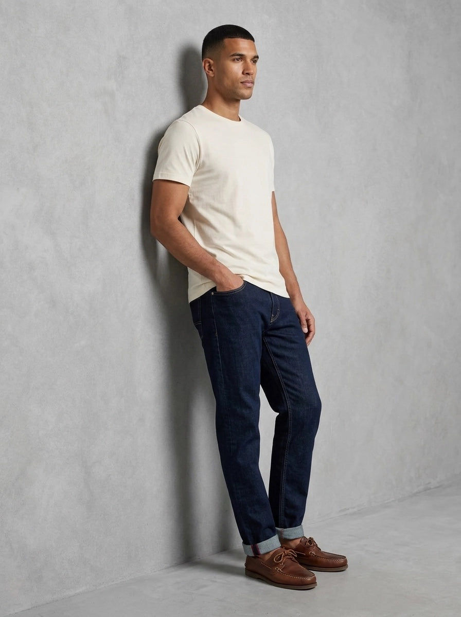 Mos Mosh Andrew Florence Jeans porté contre mur, Blue Denim