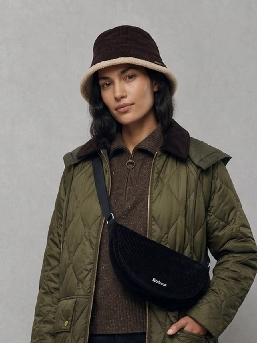 Barbour Woman Overton Reversible Hat porté, Brown