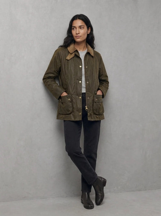 Barbour Woman Icons Beadnell Wax Jacket portée, Beech/Birchwood