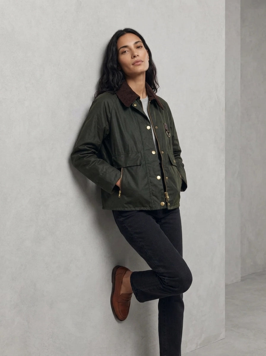 Barbour Woman Catton Wax Jacket portée, Sage/Ancient