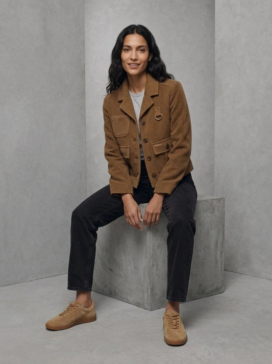 Barbour Woman Emmy Casual Jacket portée assise, Tan/Shadow Classic