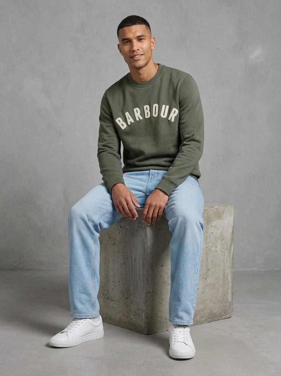 Barbour Prep Logo Crew Neck porté, Thyme