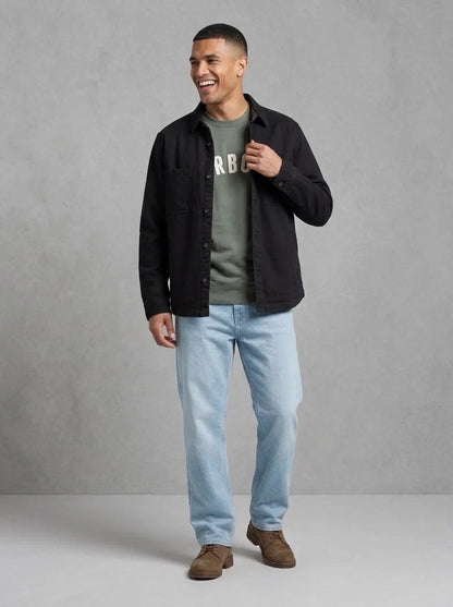 Barbour Prep Logo Crew Neck porté 2, Thyme