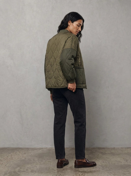 Barbour Woman Ravenshill Reversible Quilted Jacket portée dos, Olive