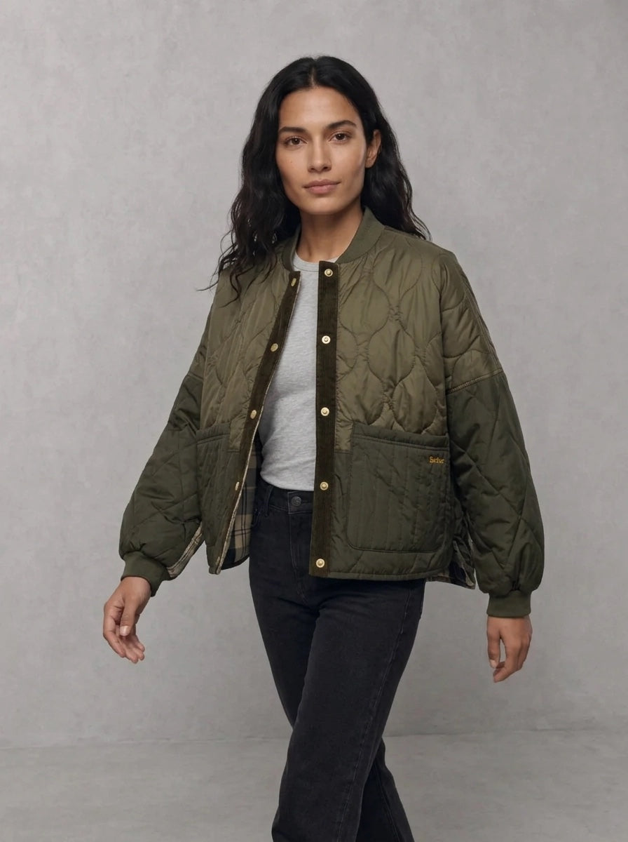 Barbour Woman Ravenshill Reversible Quilted Jacket portée, Olive