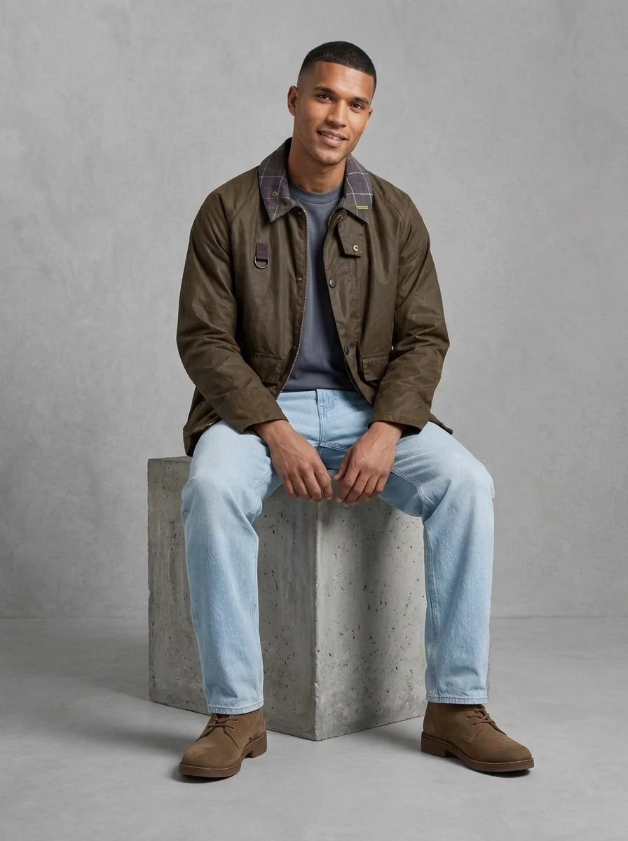 Barbour Icons Spey Wax Jacket porté assis, Beech