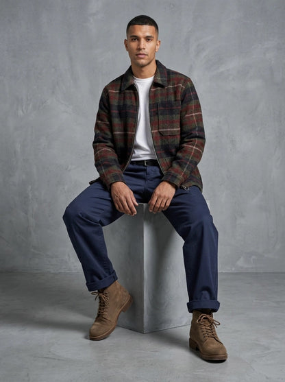 Barbour Yorklane Twill Trouser porté assis, Dark Navy