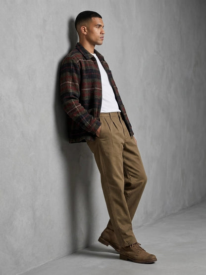 Barbour Yorklane Twill Trouser porté, Dark Sand